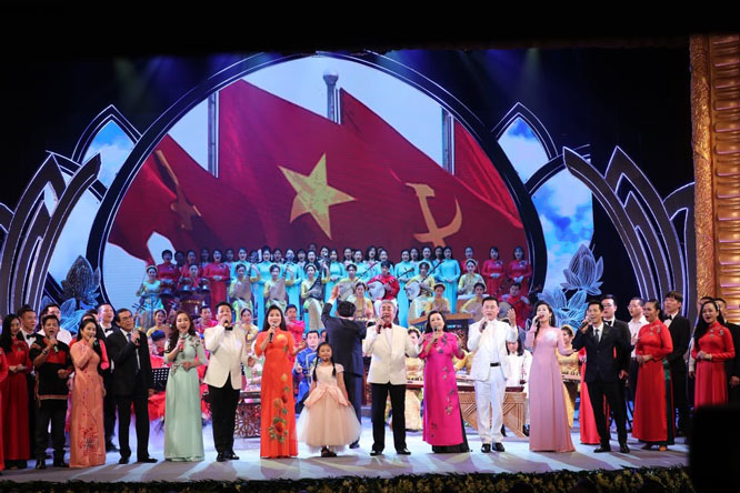 Nhiều tiết mục ca ngợi Chủ tịch Hồ Chí Minh được thể hiện xúc động trong chương trình. Ảnh: Trần Huấn