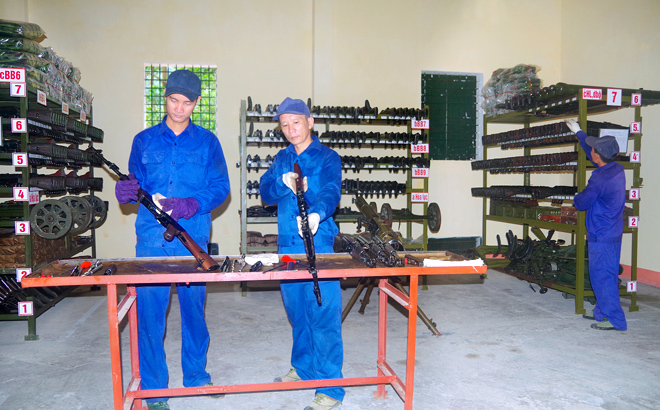 Cán bộ, nhân viên ngành kỹ thuật, Bộ CHQS tỉnh Yên Bái thường xuyên bảo quản, bảo dưỡng vũ khí, trang bị kỹ thuật.