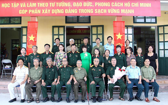 Hội viên Chi hội CCB 4 phường Đồng Tâm cùng các đại biểu chụp ảnh lưu niệm.