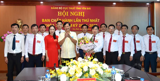 Lãnh đạo Đảng bộ Khối cơ quan và doanh nghiệp tỉnh tặng hoa Ban Chấp hành Đảng bộ khóa mới.