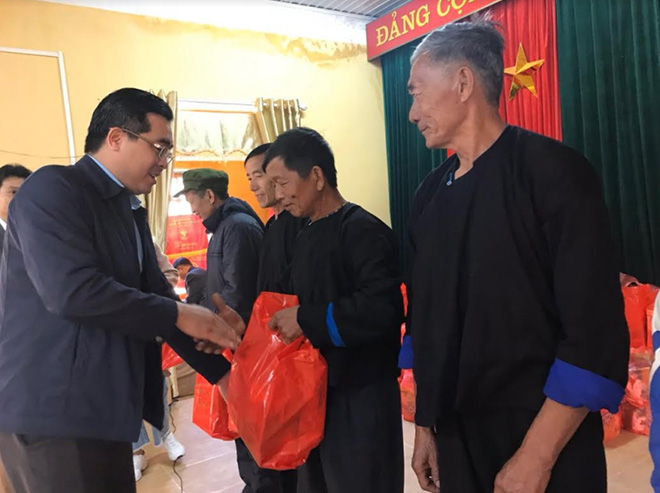 Đồng chí Nông Việt Yên - Bí thư Huyện ủy Mù Cang Chải tặng quà các hộ gia đình chính sách, hộ nghèo trong dịp tết Nguyên đán Canh Tý 2020.
