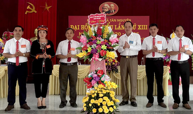 Lãnh đạo huyện Yên Bình tặng hoa chúc mừng Đại hội đại biểu Đảng bộ xã Tân Nguyên.