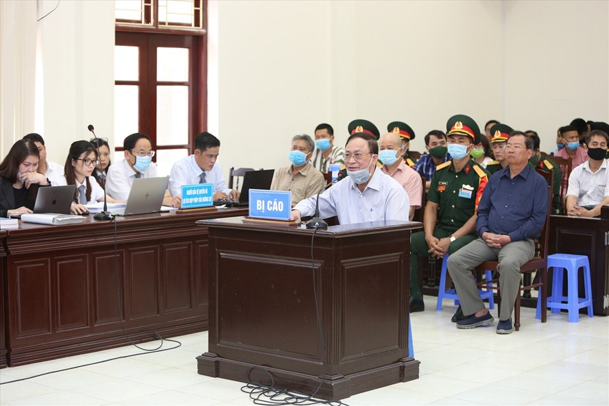 Bị cáo Nguyễn Văn Hiến (ngồi trước bục) tại phiên tòa sơ thẩm.