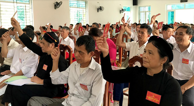 Các đại biểu biểu quyết thông qua Nghị quyết Đại hội Đảng bộ xã Bảo Ái lần thứ XXI, nhiệm kỳ 2020 - 2025.