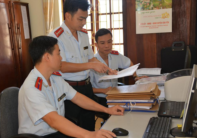 Lãnh đạo Cơ quan Kiểm tra - Thanh tra huyện Văn Yên trao đổi nghiệp vụ chuyên môn với cán bộ trong cơ quan.