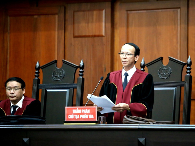 Thẩm phán, chủ tọa phiên tòa tuyên đọc bản án.