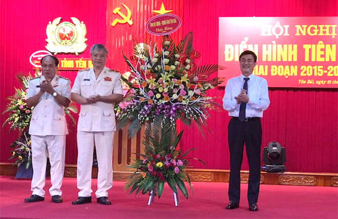 Phó Chủ tịch UBND tỉnh Nguyễn Chiến Thắng tặng hoa chúc mừng thành tích trong phong trào thi đua của cán bộ, chiến sỹ Công an Yên Bái