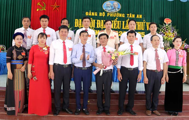 Đồng chí Hà Văn Nam - Chủ tịch UBND thị xã Nghĩa Lộ tặng hoa chúc mừng Ban Chấp hành Đảng bộ phường Tân An, nhiệm kỳ 2020 - 2025