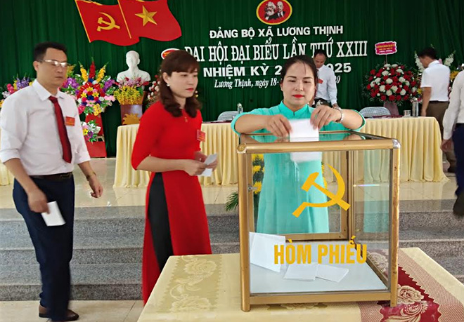 Các đảng viên lựa chọn bầu cấp ủy khóa mới thuộc Đảng bộ xã Lương Thịnh