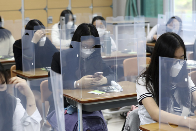 Học sinh Hàn Quốc ngồi trong lớp tại Daejeon.