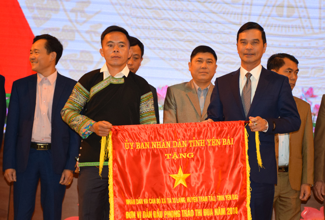 Phó Chủ tịch UBND tỉnh Dương Văn Tiến trao Cờ thi đua của UBND tỉnh cho các tập thể đạt thành tích xuất sắc trong phong trào thi đua năm 2018.