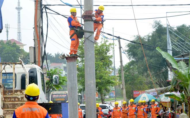 Công nhân ngành điện lực Yên Bái sửa chữa, nâng cấp lưới điện sinh hoạt