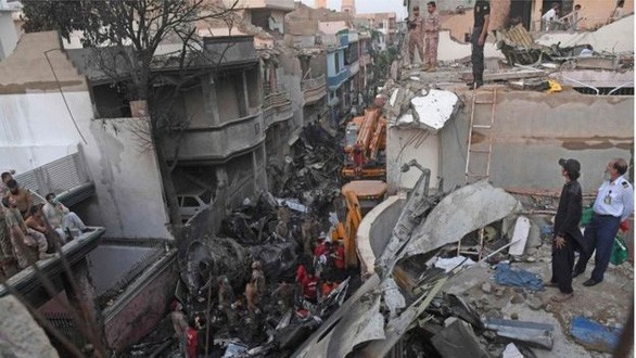 Máy bay Airbus A320 của hãng Hàng không Quốc tế Pakistan (PIA) đã rơi xuống một khu dân cư