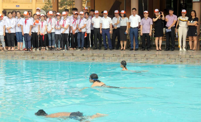 Trẻ em thực hành biểu diễn bơi lội và chơi các trò chơi dưới nước tại Lễ phát động toàn dân tập luyện môn bơi, phòng chống đuối nước năm 2020.