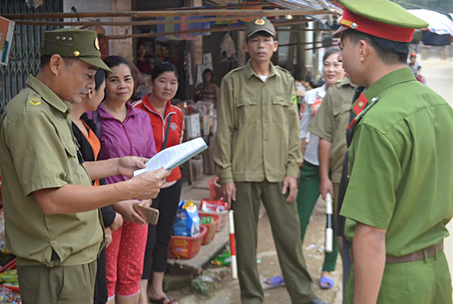 Công an xã Mai Sơn tuyên truyền giao nộp vũ khí, vật liệu nổ.