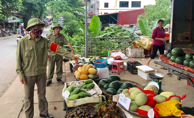 Ban Bảo vệ dân phố phường Yên Thịnh nhắc nhở người bán hàng trên đường Nguyễn Đức Cảnh.