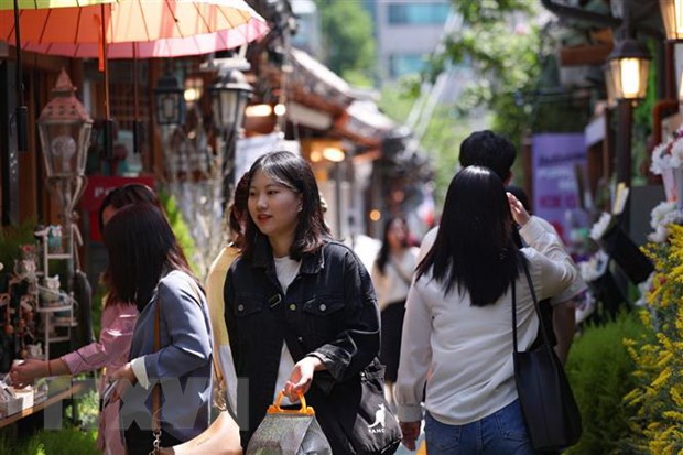 Người dân mua sắm tại Ikseon-dong, Seoul, Hàn Quốc.