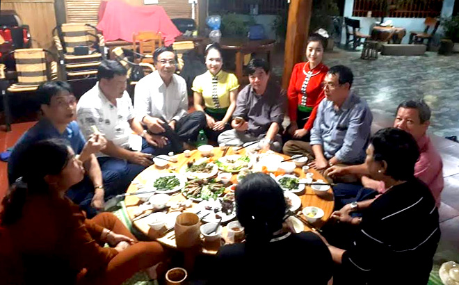 Du khách tại homestay của gia đình chị Hoàng Thị Phượng ở bản Đêu, xã Nghĩa An, thị xã Nghĩa Lộ.