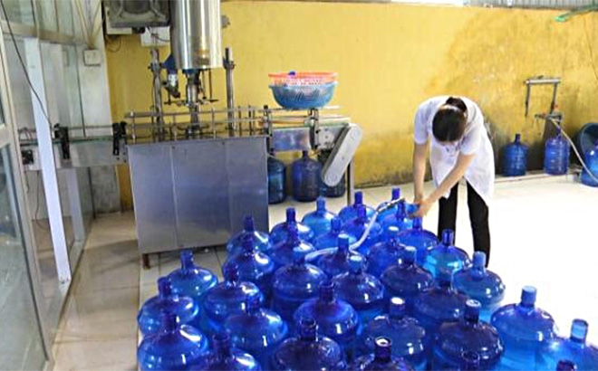 Nhân viên Công ty TNHH Hồng Yến đóng bình nước uống tinh khiết Ban Na.