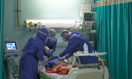 Các bác sĩ tại bệnh viện Sheikh Zayed đang điều trị cho bệnh nhân Covid-19