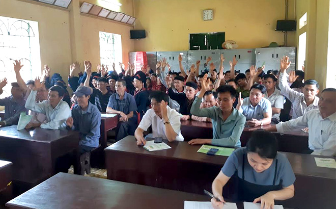 Các hộ gia đình tham gia biểu quyết bầu Ban Quản lý rừng cộng đồng thôn Giàng Cài.

