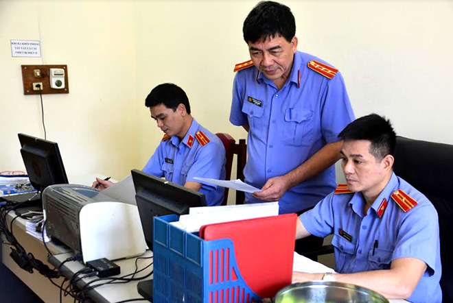 Lãnh đạo VKSND huyện Văn Yên chỉ đạo nghiệp vụ chuyên môn với cán bộ, kiểm sát viên.