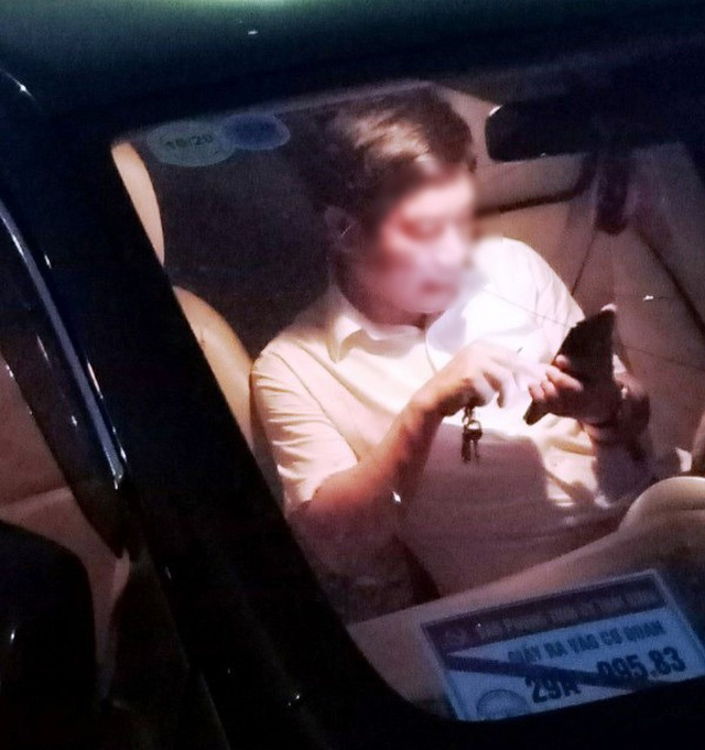 Người ngồi trên chiếc xe mang biển kiểm soát 29A-995.83 được cho là ông Nguyễn Văn Điều, Trưởng ban Nội chính tỉnh Thái Bình. Ở kính xe có tấm biển ghi: 