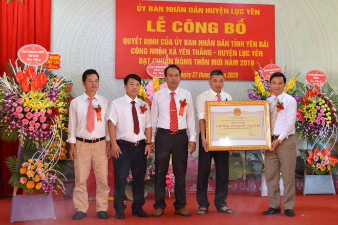 Đồng chí Nguyễn Đức Điển - Phó Giám đốc Sở Nông nghiệp và Phát triển nông thôn trao Quyết định của UBND tỉnh công nhận xã Yên Thắng đạt chuẩn NTM năm 2019.