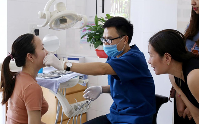 Bác sĩ Hà Khắc Tám khám và tư vấn cắm Implant cho bệnh nhân tại Bệnh viện Đa khoa Hữu Nghị 103 Yên Bái.