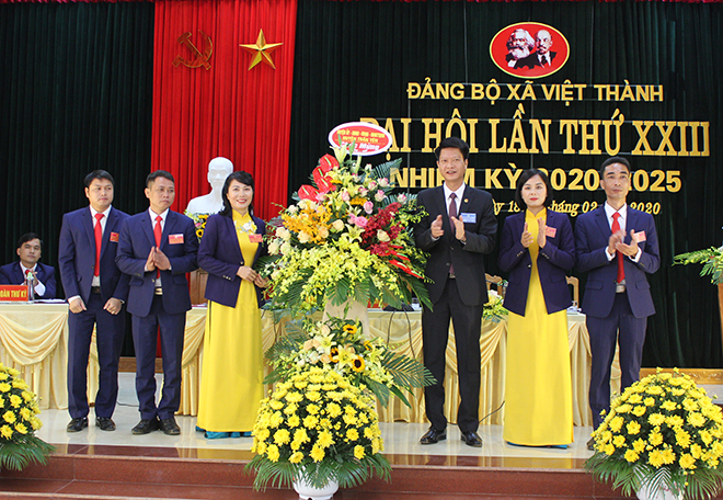 Bí thư Huyện ủy Nguyễn Thế Phước tặng hoa chúc mừng thành công Đại hội Đảng bộ xã Việt Thành, nhiệm kỳ 2020 - 2025.