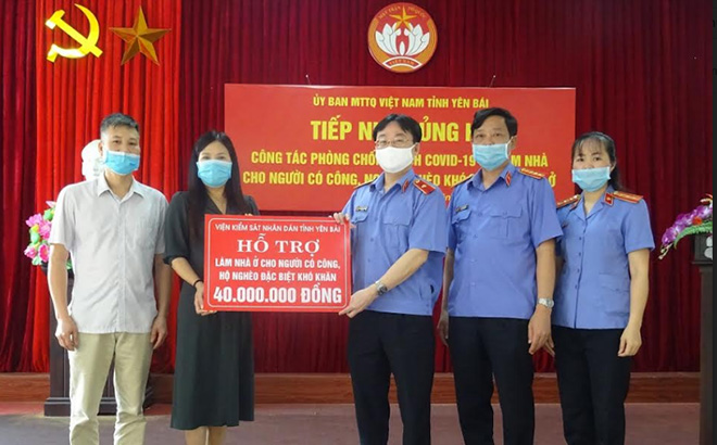Đồng chí Nguyễn Hoài Nam - Viện trưởng VKSND tỉnh trao tiền ủng hộ hỗ trợ xây dựng nhà ở cho người có công, hộ nghèo đặc biệt khó khăn trên địa bàn tỉnh cho Ủy ban Mặt trận Tổ quốc tỉnh.