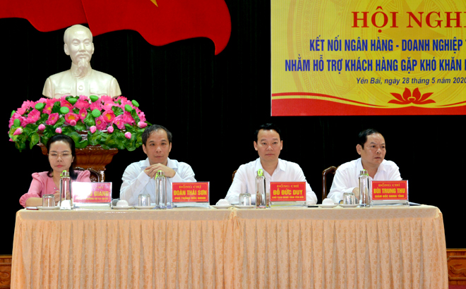 Đồng chí Đỗ Đức Duy – Phó Bí thư Tỉnh ủy, Chủ tịch UBND tỉnh cùng đại diện Ngân hàng Nhà Nước Việt Nam đồng chủ trì Hội nghị.
