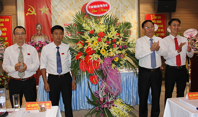 Đồng chí Nguyễn Văn Khánh - Phó Chủ tịch UBND tỉnh Yên Bái tặng hoa chúc mừng Đại hội Đảng bộ Công ty cổ phần Cao su Yên Bái lần thứ III, nhiệm kỳ 2020 - 2025