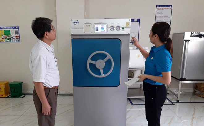 Đoàn kiểm tra việc kiểm định trang thiết bị, máy móc có yêu cầu nghiêm ngặt về ATVSLĐ tại Phòng khám Đa khoa Phú Thọ.