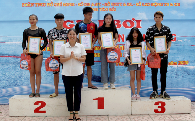 Bí thư Tỉnh đoàn Yên Bái Đoàn Thị Thanh Tâm trao giải cho các thí sinh đạt thành tích cao ở khối trung học phổ thông.