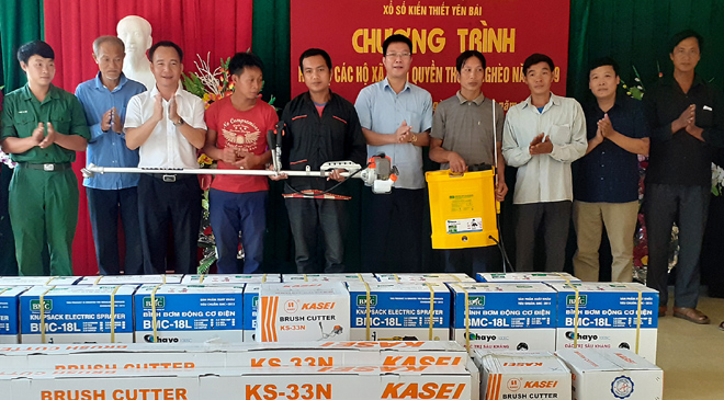 Lãnh đạo Công ty tặng quà cho các hộ nghèo tại xã Suối Quyền, huyện Văn Chấn - xã đặc biệt khó khăn được Tỉnh ủy phân công phụ trách giúp đỡ từ tháng 4/2019 đến nay.