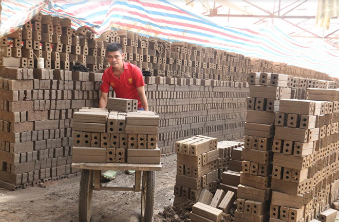 The Bao Hung Construction Materials Company in Bao Hung commune step by step restores production after the COVID-19 pandemic. (Photo: Minh Huyen)