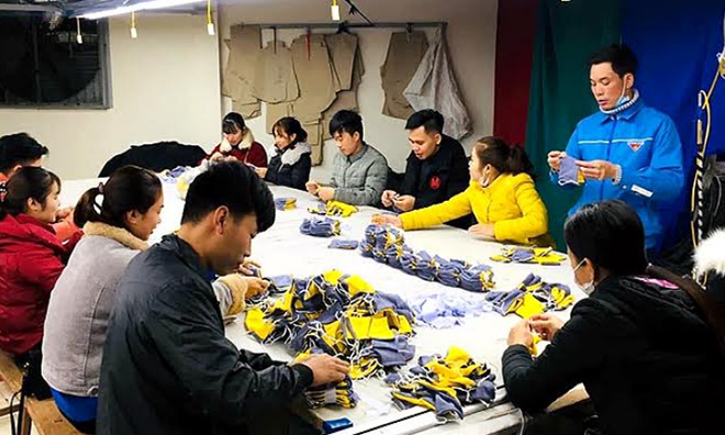 Youth union members of Nghia Lo town partner with Cam Huong tailor shop to produce 12,000 cloth masks and give to residents for free