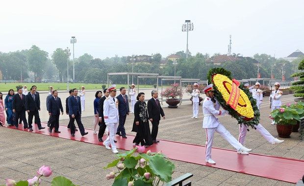 The delegation of Party and State leaders and parliamentarians pay tribute to late President Ho Chi Minh on May 19.