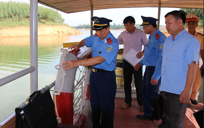 Lực lượng chức năng kiểm tra phương tiện thủy nội địa trên hồ Thác Bà.