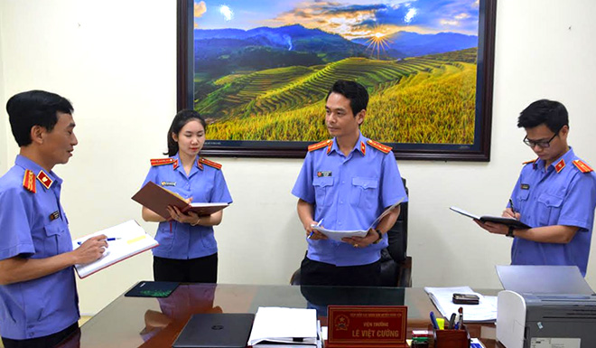 Lãnh đạo Viện Kiểm sát nhân dân huyện Trấn Yên trao đổi nghiệp vụ chuyên môn với cán bộ, kiểm sát viên trong đơn vị.