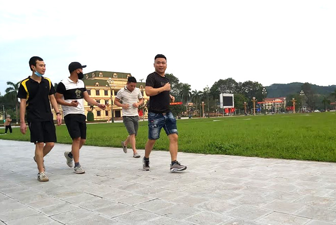 Người dân thành phố Yên Bái đi bộ rèn luyện sức khỏe tại Quảng trường 19/8.