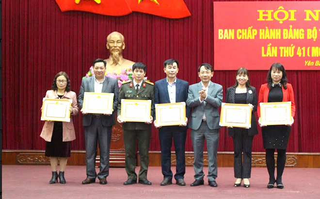 Lãnh đạo Thành ủy Yên Bái tặng giấy khen cho các tập thể có thành tích xuất sắc thực hiện Chỉ thị 05. (Ảnh: T.L)