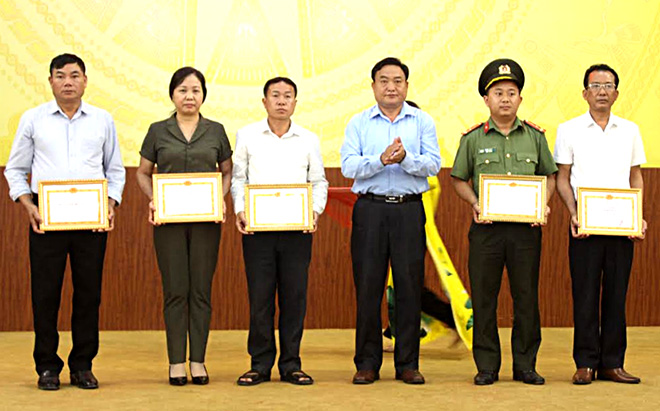 Đồng chí Giàng A Thào - Bí thư Huyện ủy Trạm Tấu khen thưởng các tập thể và cá nhân có thành tích xuất sắc trong thực hiện Chỉ thị 05 giai đoạn 2016- 2020.