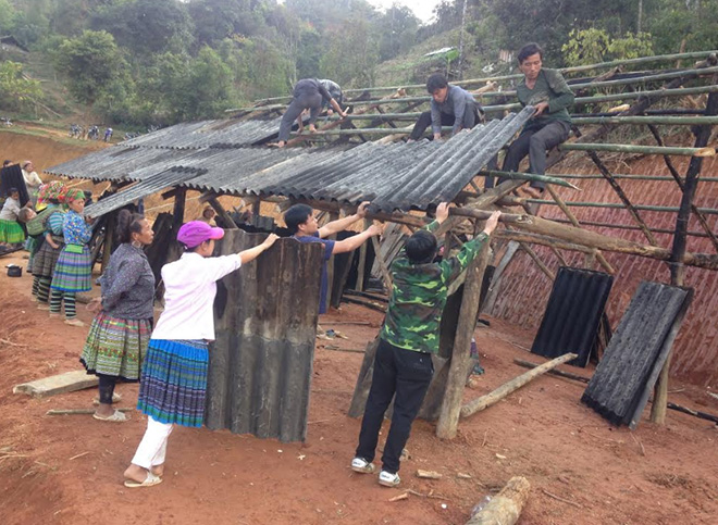 Người dân huyện Trạm Tấu giúp nhau xóa nhà dột nát.