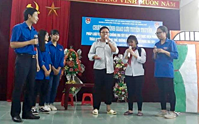 Thành đoàn Yên Bái, Đoàn phường Nguyễn Thái Học và Chi đoàn Công an thành phố Yên Bái phối hợp tổ chức Chương trình giao lưu, tuyên truyền pháp luật về PCMT trên địa bàn.
