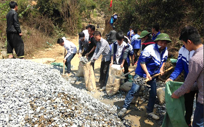 Đoàn viên thanh niên huyện Trạm Tấu tham gia xây dựng hạ tầng nông thôn.