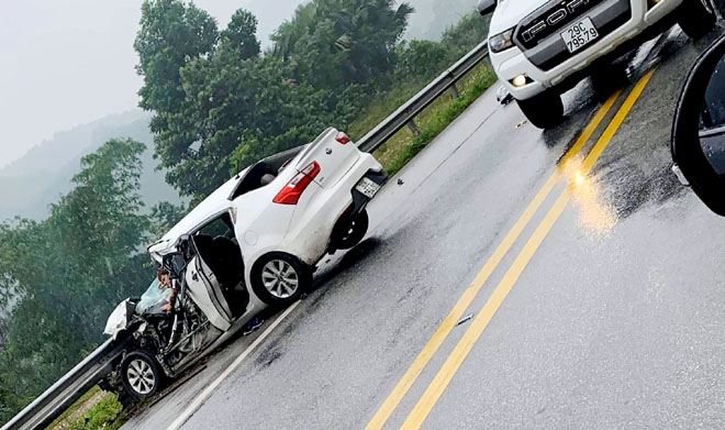Vụ tai nạn giao thông liên hoàn giữa 3 xe ô tô trên đường cao tốc Nội Bài – Lào Cai vào sáng 1/5 làm 2 người bị thương.