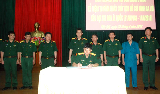 Lãnh đạo các đơn vị Bộ Chỉ huy Quân sự tỉnh ký giao ước thi đua học và làm theo lời Bác.