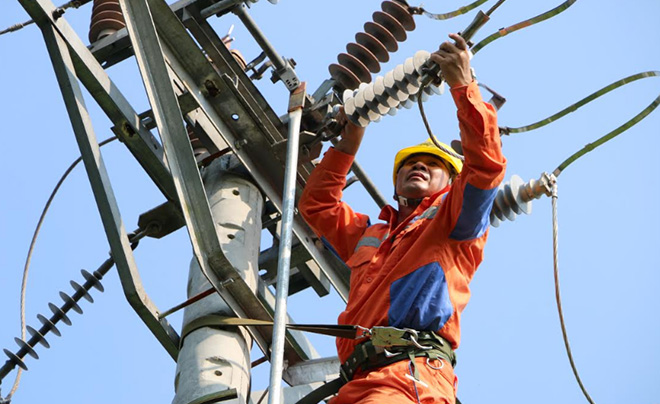 Công nhân Công ty điện lực chi nhánh huyện Yên Bình bảo dưỡng lưới điện.